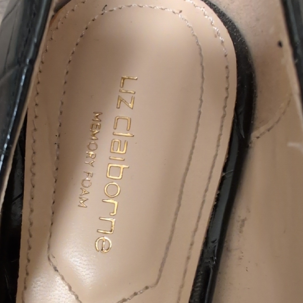 Liz Claiborne Black Croc-Embossed Loafers with Gold Chain Giving Jackie O! - Picture 2 of 7